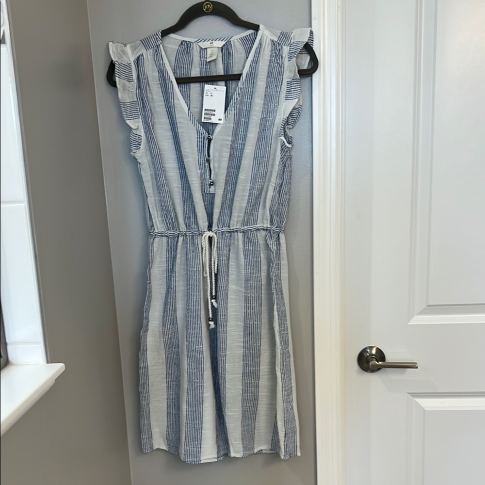 H&M Blue and White Midi Sundress with V-Neck and Flutter Sleeves
💋Final price💋